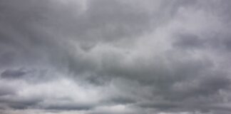 Nach der Glätte kommt graues Regenwetter Graue Regenwolken prägen in den kommenden Tagen das Wetter in Nordrhein-Westfalen. (Archivbild)