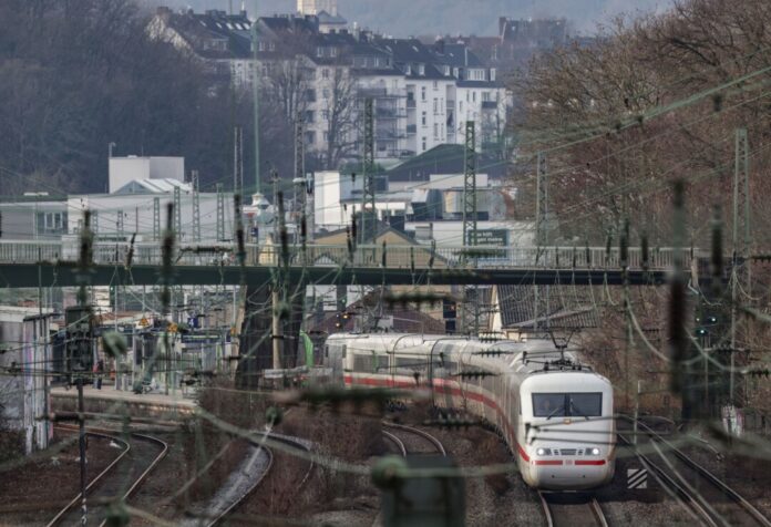Bahnstrecke durch Wuppertal Noch fahren ICE durch Wuppertal - während der Generalsanierung fahren gut fünf Monate lang alle Fernzüge einen Bogen um die Region.