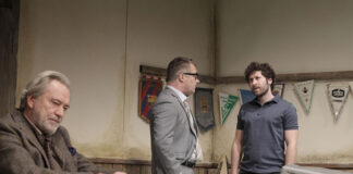 Gesellschaftssatire auf der Bühne der Erkrather Stadthalle Am Mittwoch, den 25.02.2026, geht es auf der Bühne der Stadthalle Erkrath ab 20:00 Uhr nicht nur um einen Grill, sondern um die Wurst – und noch um viel, viel mehr. Der Theatererfolg „Extrawurst“ garantiert beste Unterhaltung. Foto: Dietrich Dettmann