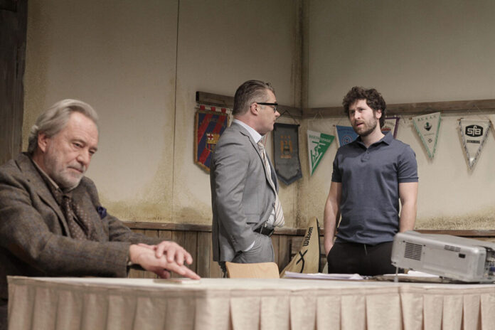 08-extrawurstdietrich-dettmann Am Mittwoch, den 25.02.2026, geht es auf der Bühne der Stadthalle Erkrath ab 20:00 Uhr nicht nur um einen Grill, sondern um die Wurst – und noch um viel, viel mehr. Der Theatererfolg „Extrawurst“ garantiert beste Unterhaltung. Foto: Dietrich Dettmann