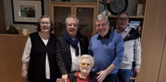 Frau Charlotte Teich in der Bildmitte, Hinten v.l.n.r. die Tochter Frau Christine Krischker, der stellvertr. Ratinger Bürgermeister Detlev Czoske, Karl-Heinz Schreiner und Peter Teich