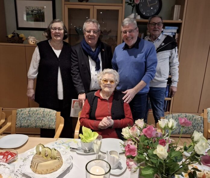 08_RAT_Teich_1 Frau Charlotte Teich in der Bildmitte, Hinten v.l.n.r. die Tochter Frau Christine Krischker, der stellvertr. Ratinger Bürgermeister Detlev Czoske, Karl-Heinz Schreiner und Peter Teich