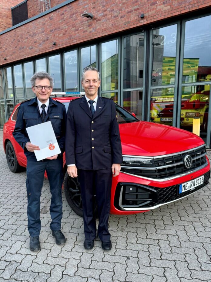 Feuerwehrleiter Markus Feier (r.) hat die Beförderung von Erik Heumann vorgenommen. Foto: FW Ratingen Feuerwehrleiter Markus Feier (r.) hat die Beförderung von Erik Heumann vorgenommen. Foto: FW Ratingen