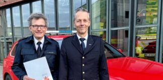 Ratingens Feuerwehr hat einen neuen Oberbrandrat Feuerwehrleiter Markus Feier (r.) hat die Beförderung von Erik Heumann vorgenommen. Foto: FW Ratingen
