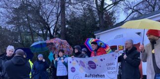 Omas gegen Rechts: Protest in Mettmann gegen AfD-Treffen mit Serge Menga Vor dem "Ratskeller" in Metzkausen haben die Engagierten protestiert, um ein Zeichen gegen Rassismus zu setzen. Foto: privat