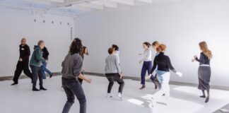 Tanzbewegungen aus dem Impuls heraus Beim Improvisationstanz entstehen spontane Bewegungen, gefördert werden so Kreativität, Körperwahrnehmung und spielerische Freiheit. Foto: Pia Koop