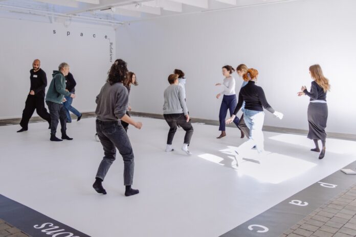 Beim Improvisationstanz entstehen spontane Bewegungen, gefördert werden so Kreativität, Körperwahrnehmung und spielerische Freiheit. Foto: Pia Koop Beim Improvisationstanz entstehen spontane Bewegungen, gefördert werden so Kreativität, Körperwahrnehmung und spielerische Freiheit. Foto: Pia Koop