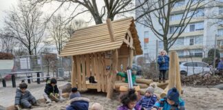 Neues Außengelände für das “Café Lichtblick” Die kleinen Besucher des Café Lichtblick freuen sich vor allem über das neue Spielhaus. Foto: Stadt Ratingen
