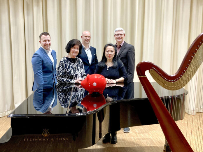 Freuen sich über eine gute Zusammenarbeit (von links nach rechts): Sebastian Schäper, Eva Müskens, Michael Franzen, Paul Sevenich und Chanyuan Zhao. Foto: Stadt Ratingen Freuen sich über eine gute Zusammenarbeit (von links nach rechts): Sebastian Schäper, Eva Müskens, Michael Franzen, Paul Sevenich und Chanyuan Zhao. Foto: Stadt Ratingen
