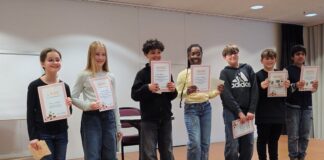 Wettbewerb der Ratinger Lesehelden: Sieg geht an die Liebfrauenschule Die diesjährigen Ratinger Lesehelden mit der Gewinnerin Miray (links). Foto: Stadt Ratingen