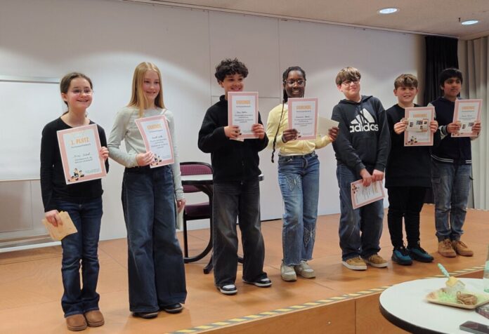 Die diesjährigen Ratinger Lesehelden mit der Gewinnerin Miray (links). Foto: Stadt Ratingen Die diesjährigen Ratinger Lesehelden mit der Gewinnerin Miray (links). Foto: Stadt Ratingen