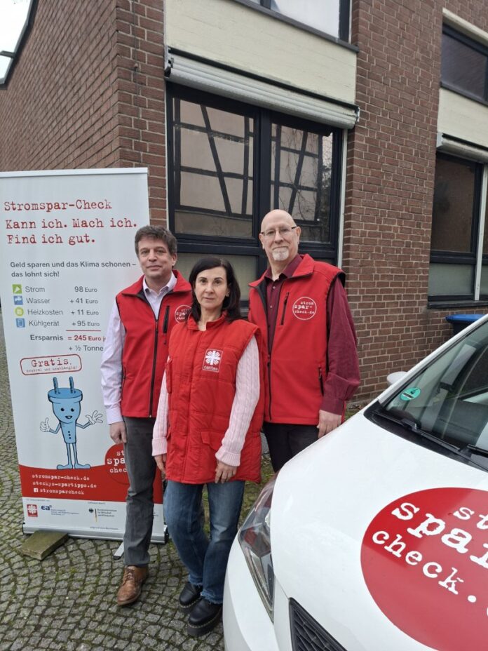 2026-02-27-Stromsparcheck-Team Ratingen_Quelle Stadt Ratingen Das Team des Stromspar-Checks der Caritas Ratingen – Michael Rösner, Alla Sverchkova und Paul Fernau (von links) - freut sich auf die Beratungen. Foto: Stadt Ratingen