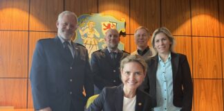 Für mehr Sicherheit in Monheim am Rhein Abteilungsleiter Holger Schepanski und Wachleiter Markus Haas von der Polizei, Nico Switek (Leiter Bereich Ordnung und Soziales und Bürgermeisterin Sonja Wienecke von der Stadt Monheim sowie Landrätin Bettina Warnecke bei der Unterzeichnung der Ordnungspartnerschaft. Foto: Stadt Monheim am Rhein