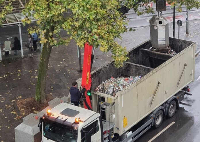 Altglas wird abgeholt. Foto: VZ NRW Altglas wird abgeholt. Foto: VZ NRW