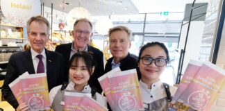 Azubi-Speeddating in Düsseldorfs Merkur-Spiel-Arena Terbuyken-Azubis Thi Thuy Hang Pham und Ngoc Ha Nguyen gemeinsam mit Andreas Ehlert (HWK-Präsident), Gregor Berghausen (IHK-Hauptgeschäftsführer) und Peter Terbuyken (Geschäftsführer Bäckerei Terbuyken) Foto: Wilfried Meyer