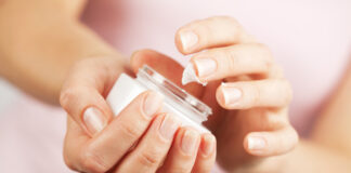 Verbraucherschützer: Finger raus aus der Gesichtscreme Mit den Fingern sollte man besser nicht in die Gesichtscreme kommen. Foto: VZ NRW/adpic