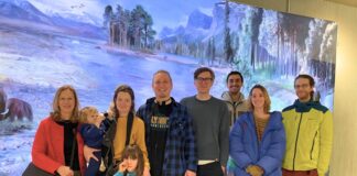 Neanderthal-Museum: Prominente Stimme für die neue “Zeitreise” Ralph Caspers mit den Ersthörerinnen und Ersthörern seiner selbst verfassten und eingesprochenen Audioführung im Neanderthal-Museum. Foto: Neanderthal-Museum