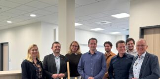 Austausch über digitale Schulentwicklung in Velbert Landtagsabgeordneter Martin Sträßer (rechts) im Austausch mit Jens Brandenburg (Schulleiter Gesamtschule Waldschlösschen - Mitte) und weiteren Teilnehmenden. Foto: Büro Sträßer