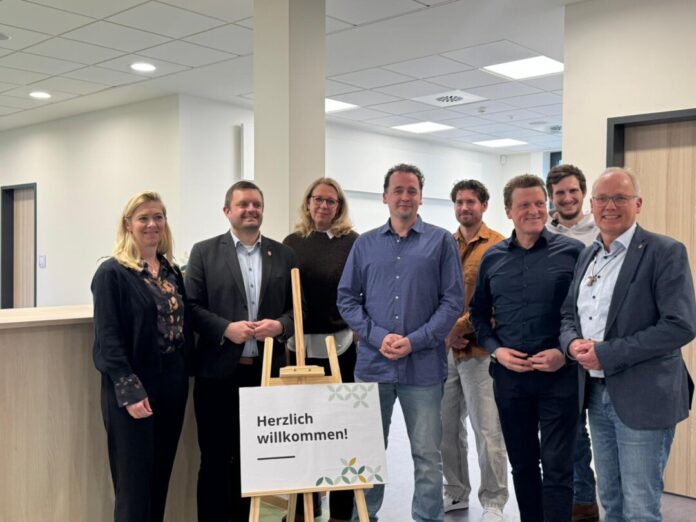 Landtagsabgeordneter Martin Sträßer (rechts) im Austausch mit Jens Brandenburg (Schulleiter Gesamtschule Waldschlösschen - Mitte) und weiteren Teilnehmenden. Foto: Büro Sträßer ISERF Landtagsabgeordneter Martin Sträßer (rechts) im Austausch mit Jens Brandenburg (Schulleiter Gesamtschule Waldschlösschen - Mitte) und weiteren Teilnehmenden. Foto: Büro Sträßer