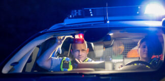 Junger Mann (19) durch Schuss verletzt – Polizei sucht zwei flüchtige Männer