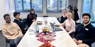 Medizinstudenten lernen im Kreis Mettmann: Uni trifft Gesundheitsamt Die Studierenden mit Gesundheitsamtsleiterin Ruzica Susenburger-Lange (hinten links), Marie Louis, Abteilungsleitung Gesundheitsmanagement, (rechts hinten) sowie daneben Susanne Kanka (Hochschulkooperation). Foto: Kreis ME