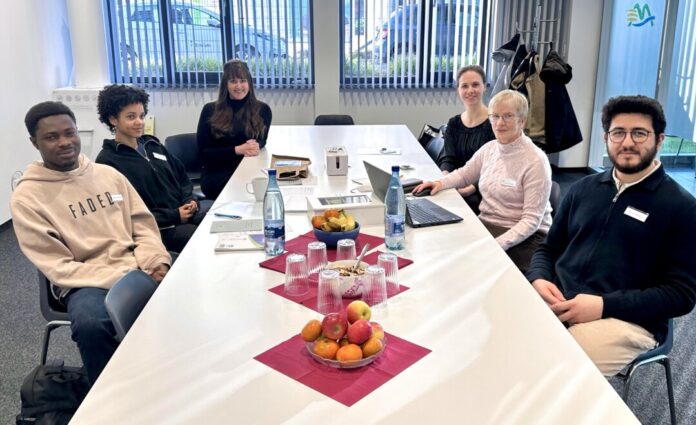 Die Studierenden mit Gesundheitsamtsleiterin Ruzica Susenburger-Lange (hinten links), Marie Louis, Abteilungsleitung Gesundheitsmanagement, (rechts hinten) sowie daneben Susanne Kanka (Hochschulkooperation). Foto: Kreis ME Die Studierenden mit Gesundheitsamtsleiterin Ruzica Susenburger-Lange (hinten links), Marie Louis, Abteilungsleitung Gesundheitsmanagement, (rechts hinten) sowie daneben Susanne Kanka (Hochschulkooperation). Foto: Kreis ME