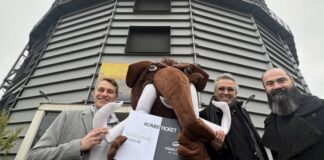 Neues Kombiticket für Neanderthal-Museum und “Visiodrom” Louis Vosse (Digitales Marketing & Tourismus Neanderthal Museum), Museumsmaskottchen „Tinka“, Dirk Emde und Faton Zenuni (Geschäftsführer Visiodrom). Foto: Neanderthal-Museum