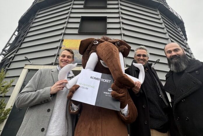 260226_Kombi-Ticket_NM-Visodrom Louis Vosse (Digitales Marketing & Tourismus Neanderthal Museum), Museumsmaskottchen „Tinka“, Dirk Emde und Faton Zenuni (Geschäftsführer Visiodrom). Foto: Neanderthal-Museum