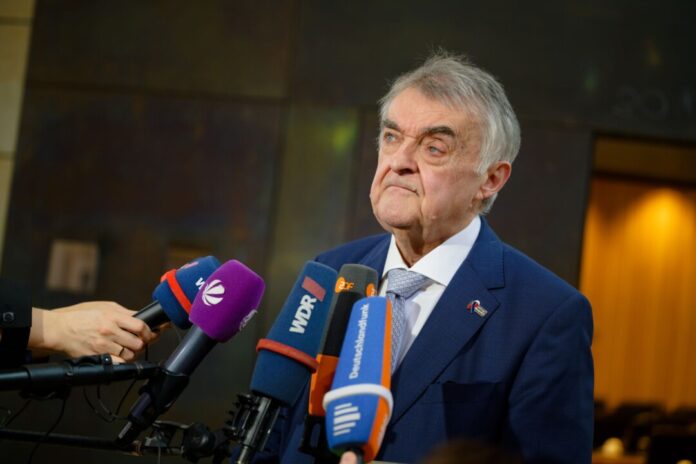 Interne Anzeigen gegen Reul wegen Einmischung in Mietstreit Nordrhein-Westfalens Innenminister Herbert Reul (CDU) steht jetzt selbst im Fokus von Prüfungen. (Archivbild)