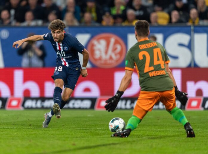 Adil Aouchiche Adil Aouchiche (l) spielte einst für Paris Saint-Germain. (Archivbild)