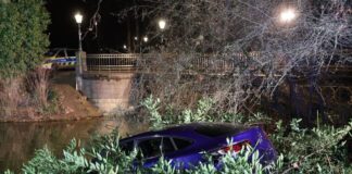 Nach Unfallserie mit fünf Verletzten – Auto landet im Teich Die Flucht endete abrupt in einem Teich.