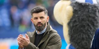 Muslic musste für Freunde schon Dzeko-Trikots besorgen Schalkes Trainer Miron Muslic warnt vor einem herausfordernden Spiel gegen auswärtsstarke Magdeburger (Archivbild).