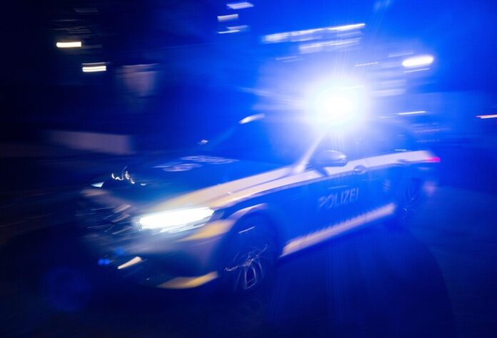 Polizei - Symbolbild Die Polizei war fast die ganze Nacht im Einsatz, am Ende nahm sie einen 40 Jahre alten Schützen fest. (Symbolbild)