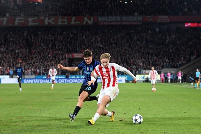 1. FC Köln - Inter Mailand (U19) 50.000 Zuschauer bei einem Junioren-Spiel: Der Kölner U19-Spieler Fynn Schenten und Mattia Mosconi von Inter Mailand kämpfen um den Ball.
