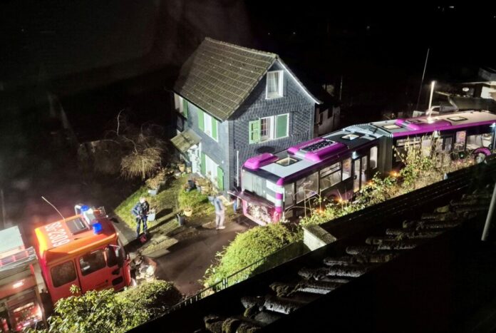 Bus fährt in Sackgasse und kommt nicht wieder raus Der Bus war als Schienenersatzverkehr unterwegs.