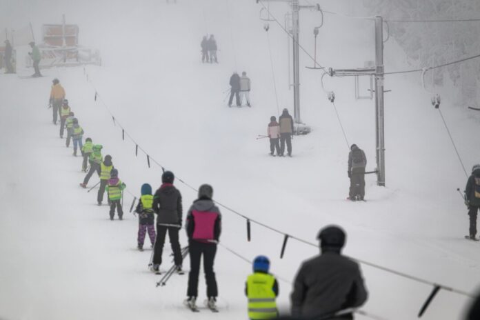 Sahnehang steht zum Verkauf An winterlichen Wochenenden wie hier 2024 lockt der Sahnehang auch viele Familien auf die Piste. (Archivbild)