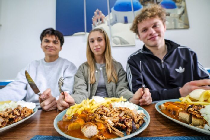Fast Food Trend Taxi-Teller Beliebt auch bei Schülern und Studenten: Der «Taxi-Teller» ist im Trend.