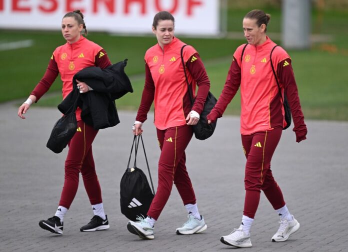 Rafaela Borggräfe Die Neu-Leverkusenerin Rafaela Borggräfe (links) im Kreis der Nationaltorhüterinnen. (Archivbild).