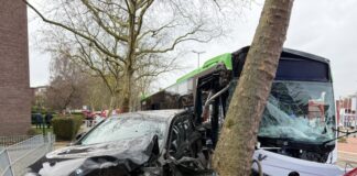 Der Bus krachte in parkende Autos. 