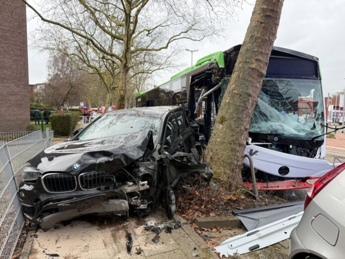 Mehrere Verletzte bei Unfall mit Linienbus Der Bus krachte in parkende Autos.