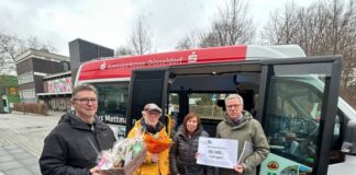 Mettmanner Bürgerbus meldet Meilenstein Für die Vielfahrerin gab es kleine Präsente. Foto: Verein