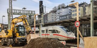 Strecke Köln–Hagen dicht: ICE-Fahrten dauern deutlich länger Die Bagger am Wuppertaler Hauptbahnhof stehen schon bereit.
