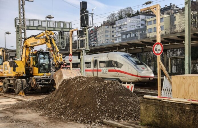 Generalsanierung der Bahnstrecke Köln-Wuppertal-Hagen Die Bagger am Wuppertaler Hauptbahnhof stehen schon bereit.