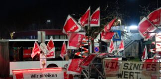 Warnstreik legt Nahverkehr lahm – Was fährt noch? Flaggen weisen vor dem Betriebshof Nord der Kölner Verkehrs-Betriebe auf einen Warnstreik hin.