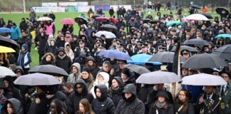 Nach Trauerfeier für toten Yosef wieder Unterricht an Schule Viele Menschen nehmen an der Trauerfeier teil. (Archivbild)