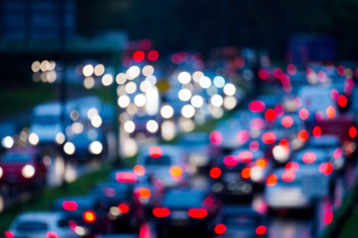 Stau in NRW Berufspendler fahren mit Autos zur Arbeit. (Archivbild)
