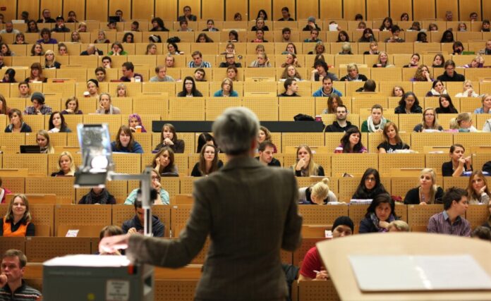 Hörsaal Der Frauenanteil bei Professuren in NRW ist leicht gestiegen. (Symbolbild)