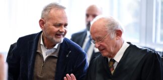 Streit um Abtreibungsverbot – Teilerfolg für Chefarzt Der klagende Chefarzt ist erleichtert und zufrieden mit dem Urteil