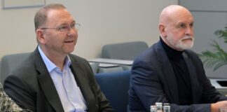 Schulen und Unikliniken betroffen: Warnstreik am Dienstag Verdi-Chef Frank Werneke (links) und Volker Geyer, Vorsitzender des Deutschen Beamten Bundes (dbb), wollen bei einer Demonstration vor dem NRW-Landtag sprechen. (Archivbild)