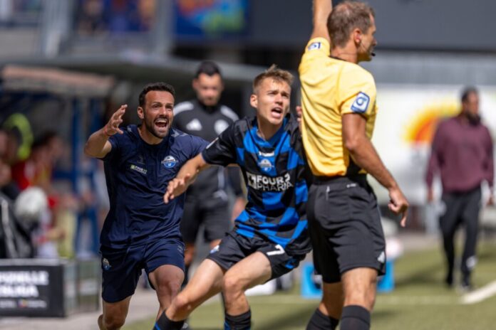Ralf Kettemann und Filip Bilbija Sowohl Trainer Paderborns Ralf Kettemann als auch Filip Bilbija verpassen wohl die Partie gegen Nürnberg. (Archivbild)